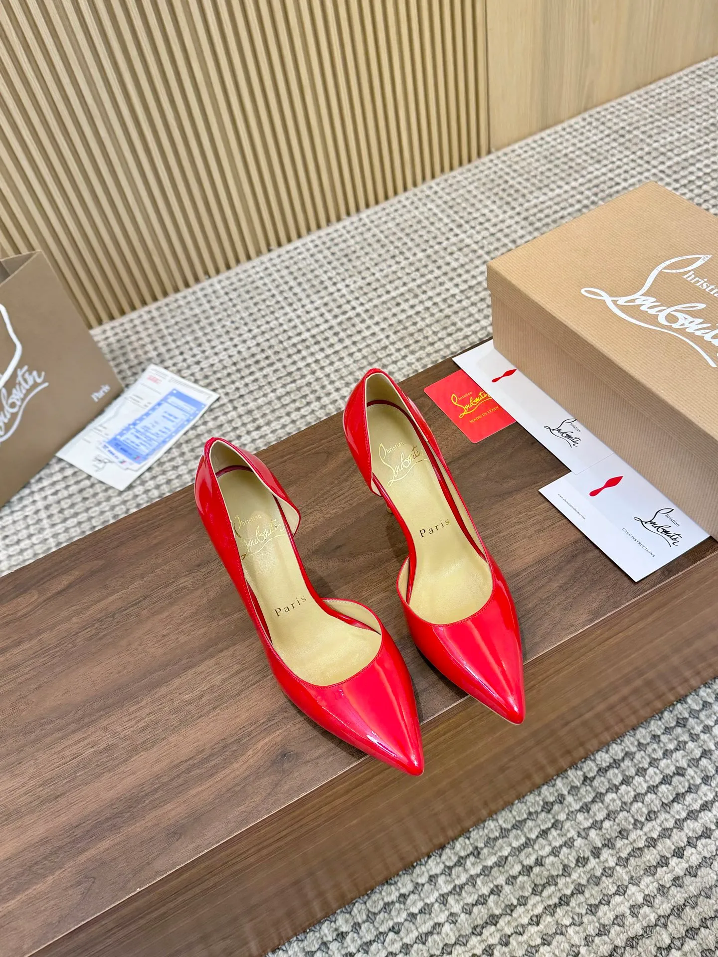 💕💕Factory direct selling price p440💕💕 Genuine leather sole +40 shipped all year round💝Christian Louboutin CL👠 "Imported cow patent leather💎Side hollow series" noble and luxurious, real blingbling👟👟 real materials, all customized by the pattern maker, and the materials are made of original customized materials to achieve the taste of the original 5 color options💍 Upper: Imported 👉cow patent leather💪 Lining: Sheepskin foot pad/lining Size: 34-40.41.42 Heel height: two options: 10.5cm and 8.5cm